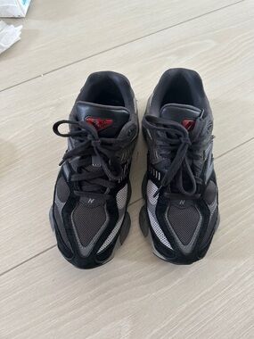 New Balance Men's Black and Grey Performance Sneakers